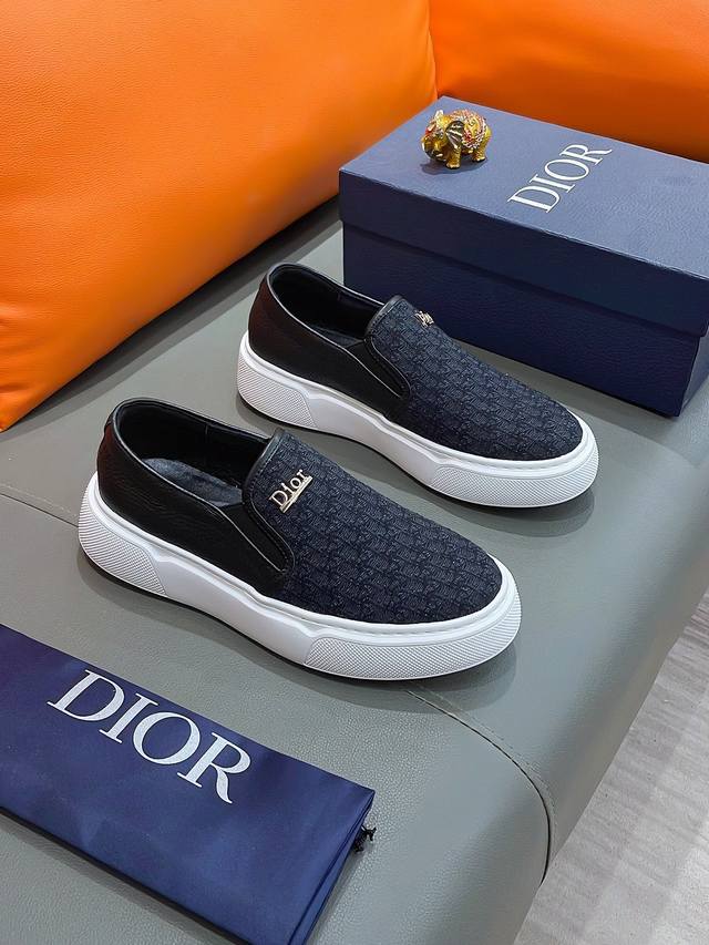 商品名称：Dior 迪奥 正规码数: 38-44 套脚鞋 商品材料：精选 牛皮鞋面，舒适羊皮内里；原厂特供大底；