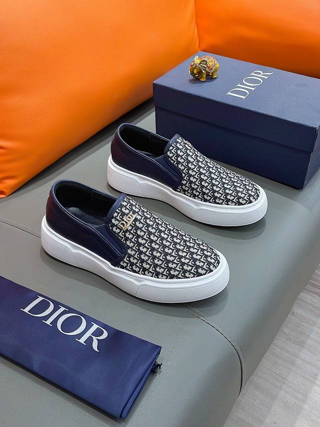 商品名称：Dior 迪奥 正规码数: 38-44 套脚鞋 商品材料：精选 牛皮鞋面，舒适羊皮内里；原厂特供大底；