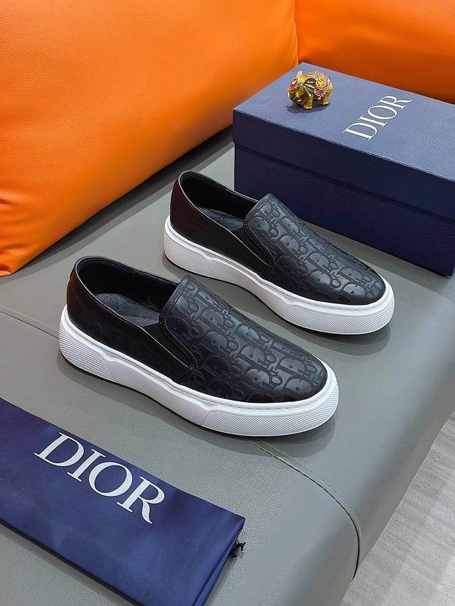 商品名称：Dior 迪奥 正规码数: 38-44 套脚鞋 商品材料：精选 牛皮鞋面，舒适羊皮内里；原厂特供大底；