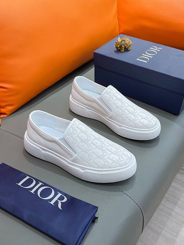 商品名称：Dior 迪奥 正规码数: 38-44 套脚鞋 商品材料：精选 牛皮鞋面，舒适羊皮内里；原厂特供大底；