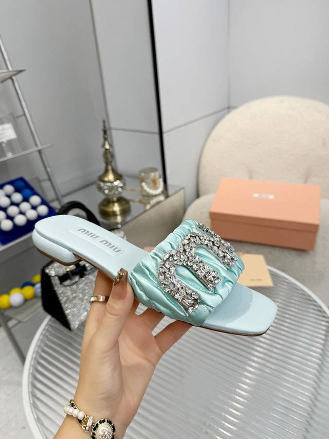 出厂 Miu Ss24 New Arrival～ Miu家2024夏，大钻扣真皮大底拖鞋顶级精品 皱皱的皮革处理工艺是miu家的经典手法 凸显了小羊皮的天然质感