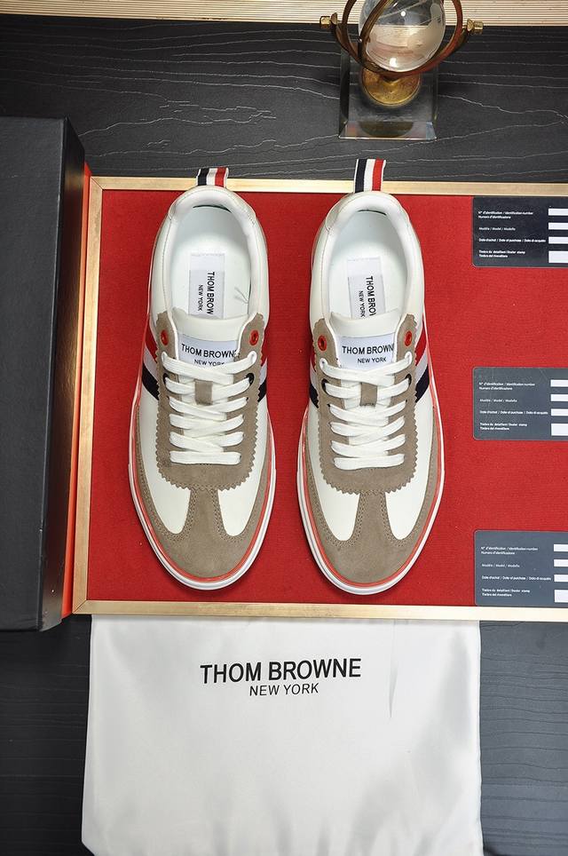 出厂价 Thom Browne 汤姆.布朗 Tb官网同款原单爆款运动鞋 头层牛皮加透气布料1：1原板 羊皮内里鞋身配件一比一开模 专柜品质 亲们你还为穿着搭配鞋