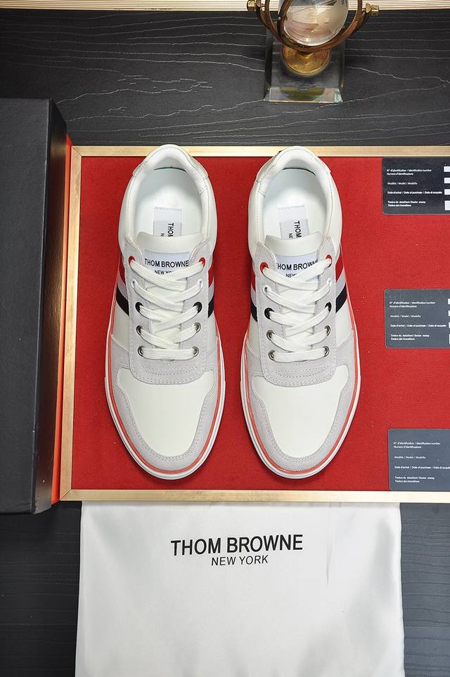 出厂价 Thom Browne 汤姆.布朗 Tb官网同款原单爆款运动鞋 头层牛皮加透气布料1：1原板 羊皮内里鞋身配件一比一开模 专柜品质 亲们你还为穿着搭配鞋