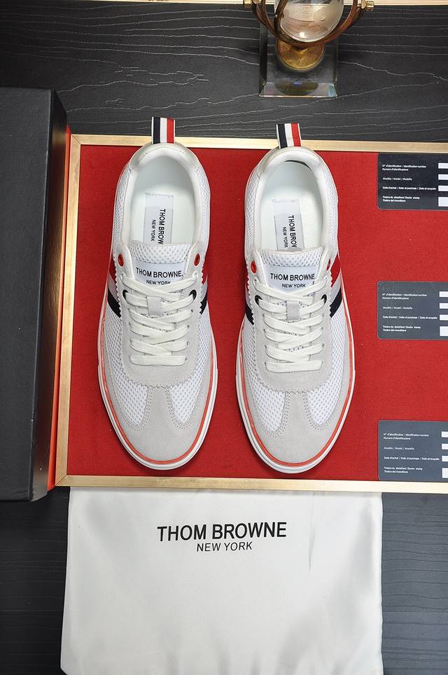 出厂价 Thom Browne 汤姆.布朗 Tb官网同款原单爆款运动鞋 头层牛皮加透气布料1：1原板 羊皮内里鞋身配件一比一开模 专柜品质 亲们你还为穿着搭配鞋