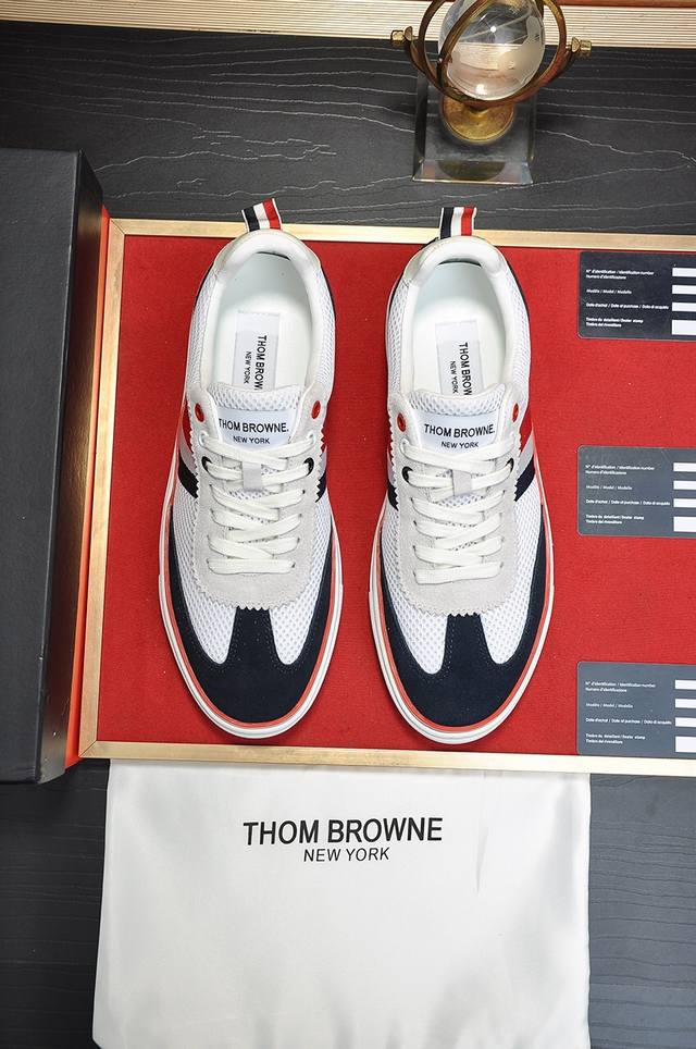 出厂价 Thom Browne 汤姆.布朗 Tb官网同款原单爆款运动鞋 头层牛皮加透气布料1：1原板 羊皮内里鞋身配件一比一开模 专柜品质 亲们你还为穿着搭配鞋