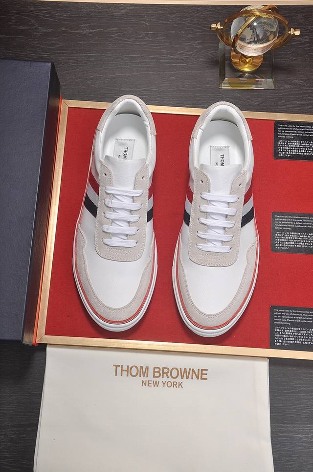 出厂价 Thom Browne 汤姆.布朗 官网同款原单爆款运动鞋 头层牛皮1：1原板 羊皮内里鞋身配件一比一开模 专柜品质 亲们你还为穿着搭配鞋发愁那这款鞋你