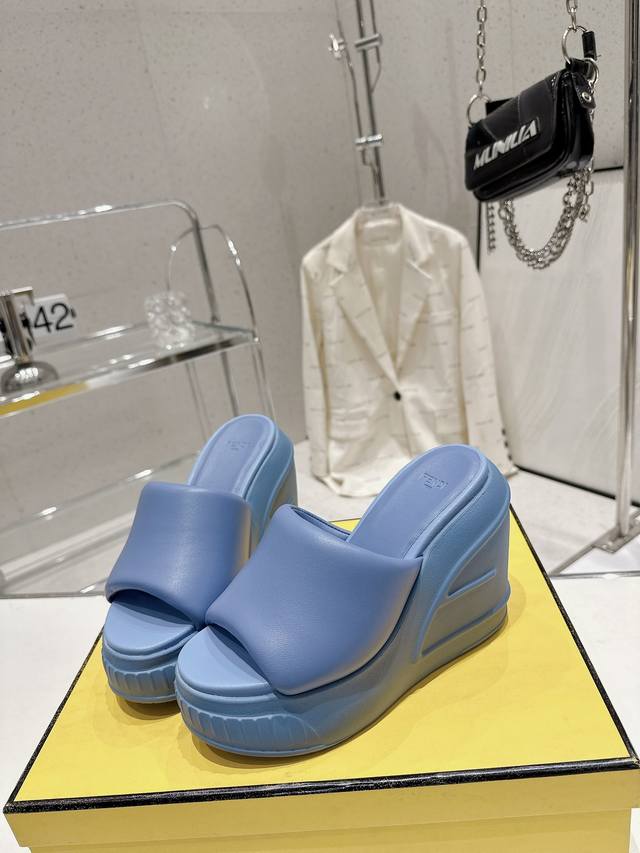 出 Fendi 芬迪2023Ss火爆新款松糕 厚底休闲凉拖鞋2023年春夏走秀款 工装风 大大圆头 非常特别的颜色 时尚又不失优雅，街穿完全ok.7公分高的橡胶