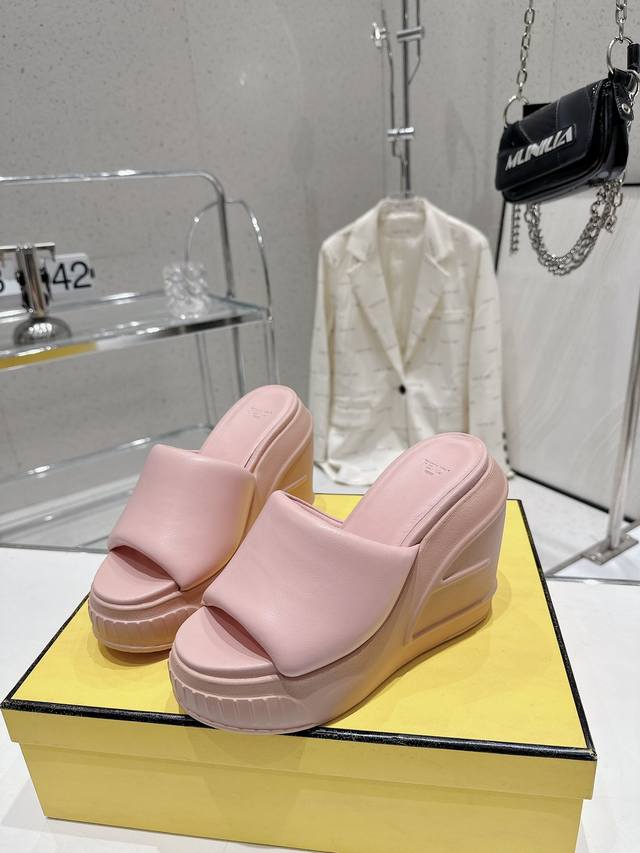 出 Fendi 芬迪2023Ss火爆新款松糕 厚底休闲凉拖鞋2023年春夏走秀款 工装风 大大圆头 非常特别的颜色 时尚又不失优雅，街穿完全ok.7公分高的橡胶