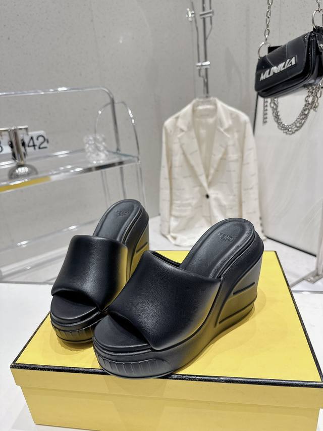 出 Fendi 芬迪2023Ss火爆新款松糕 厚底休闲凉拖鞋2023年春夏走秀款 工装风 大大圆头 非常特别的颜色 时尚又不失优雅，街穿完全ok.7公分高的橡胶