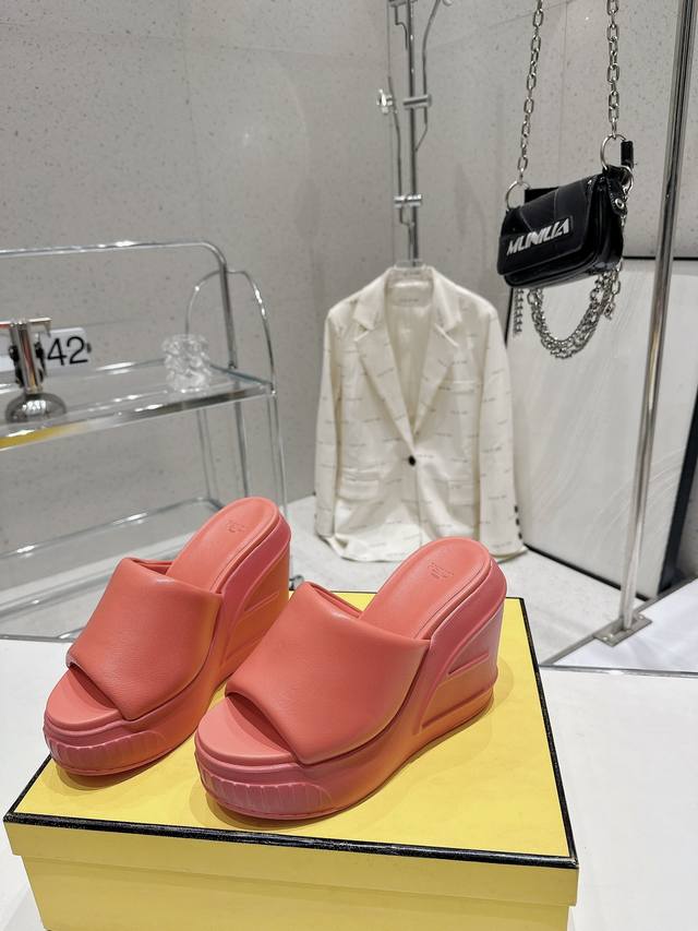 出 Fendi 芬迪2023Ss火爆新款松糕 厚底休闲凉拖鞋2023年春夏走秀款 工装风 大大圆头 非常特别的颜色 时尚又不失优雅，街穿完全ok.7公分高的橡胶