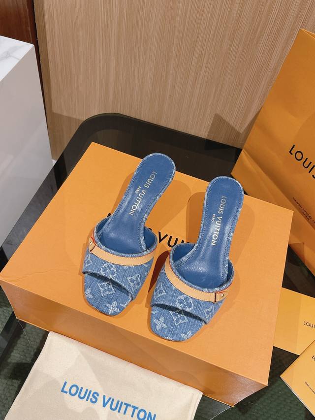 出厂价 Lv..Ss24 New Arrival～ L家24春夏单宁猫跟拖鞋 单宁色搭配的棕色皮质，也太出彩了！ 刚刚好的小猫跟，性感舒适，拉满了夏日美鞋能给的