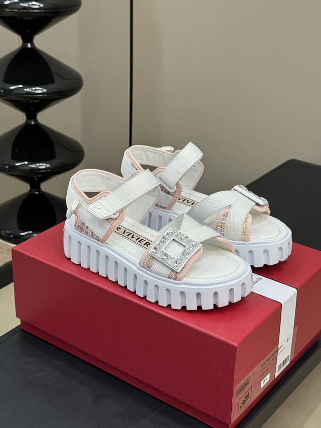 顶级品质 Roger Vivier Ss24 New Arrival～ Rv24春夏凉鞋新品 厚底造型 搭配超好发挥的，发泡底材质，轻盈舒适，鞋面织带搭配小水钻