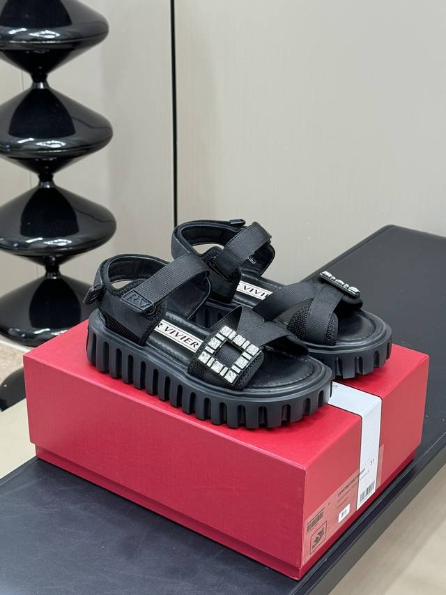 顶级品质 Roger Vivier Ss24 New Arrival～ Rv24春夏凉鞋新品 厚底造型 搭配超好发挥的，发泡底材质，轻盈舒适，鞋面织带搭配小水钻