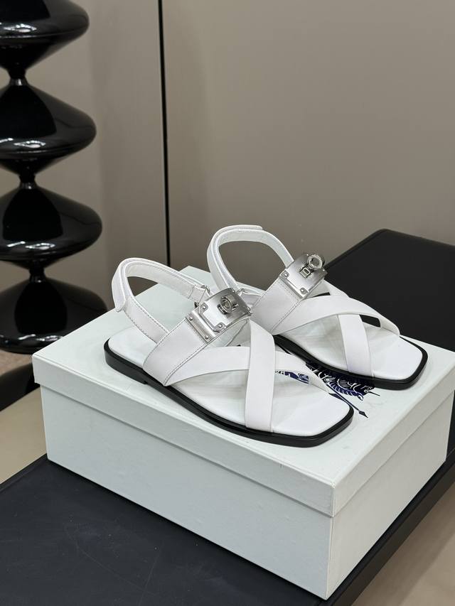 顶级品质 Hermes Ss24 New Arrival-～ H家2024春夏凉鞋新品，加宽kelly扣件，精致帅气，太好看了吧，H家今年黑马单品 小牛皮鞋面