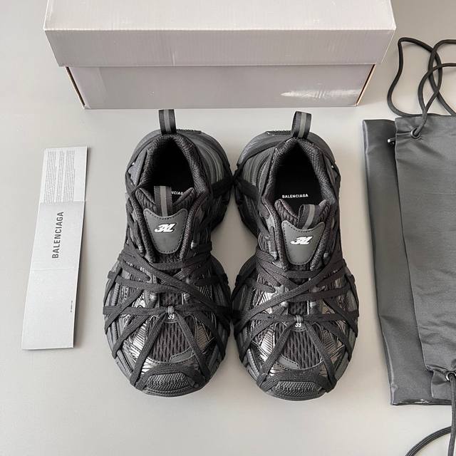 纯原版本balenciaga Antom Sneaker 巴黎世家全新做旧十代绑带潮流跑鞋 在延续 Track Trainer 户外轮廓和复杂鞋面结构的同时，新