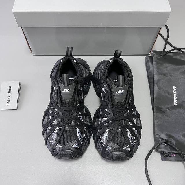 纯原版本balenciaga Antom Sneaker 巴黎世家全新做旧十代黑白绑带潮流跑鞋 在延续 Track Trainer 户外轮廓和复杂鞋面结构的同时