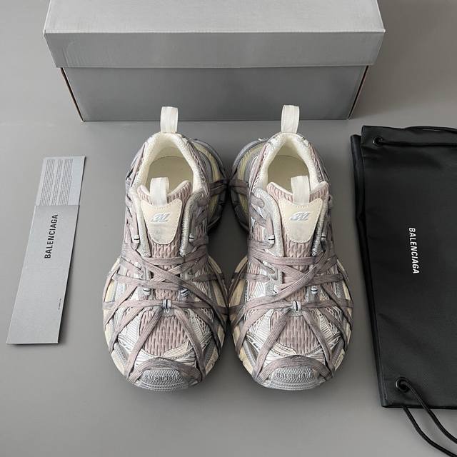 纯原版本balenciaga Antom Sneaker 巴黎世家全新做旧十代米金绑带潮流跑鞋 在延续 Track Trainer 户外轮廓和复杂鞋面结构的同时