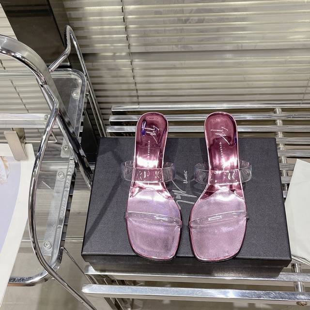 Giuseppe Zanotti 春夏水晶高跟拖鞋 意大利超小众品牌，这个系列的拖鞋穿上去，真的有点小仙女的感觉！上脚自带滤镜效果，后跟上百颗超闪水钻，银色be