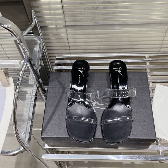 Giuseppe Zanotti 春夏水晶高跟拖鞋 意大利超小众品牌，这个系列的拖鞋穿上去，真的有点小仙女的感觉！上脚自带滤镜效果，后跟上百颗超闪水钻，银色be