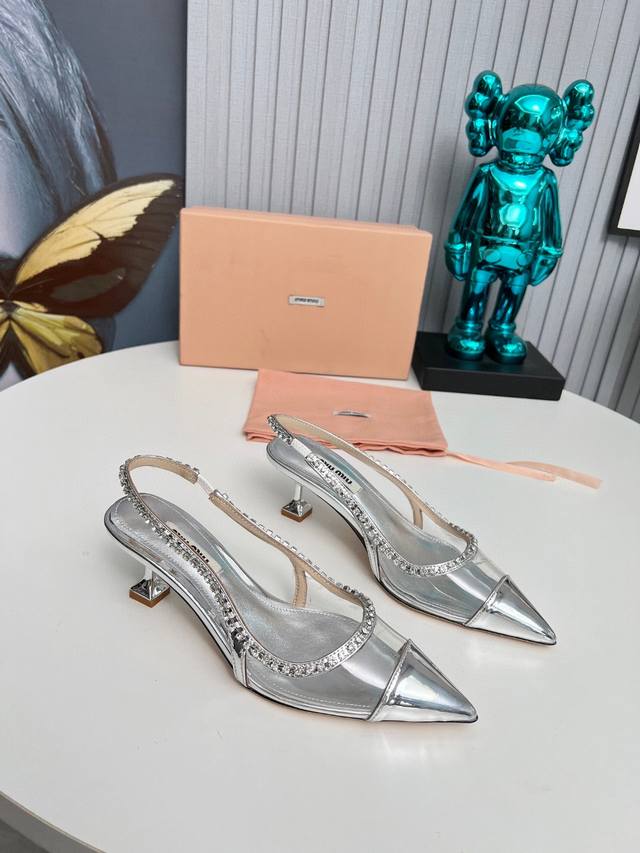 工厂 2024 新款新品 Miu Miu 全新超美装饰搭配,时尚淑女气质十足 双色拼接 又不乏美艳色彩,外侧附带弹力象巾 上脚非常方便意大利引进的原版楦头是最新