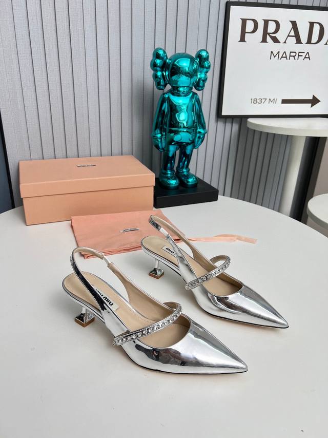 工厂 2024 新款新品 Miu Miu 全新超美装饰搭配,时尚淑女气质十足 双色拼接 又不乏美艳色彩,外侧附带弹力象巾 上脚非常方便意大利引进的原版楦头是最新