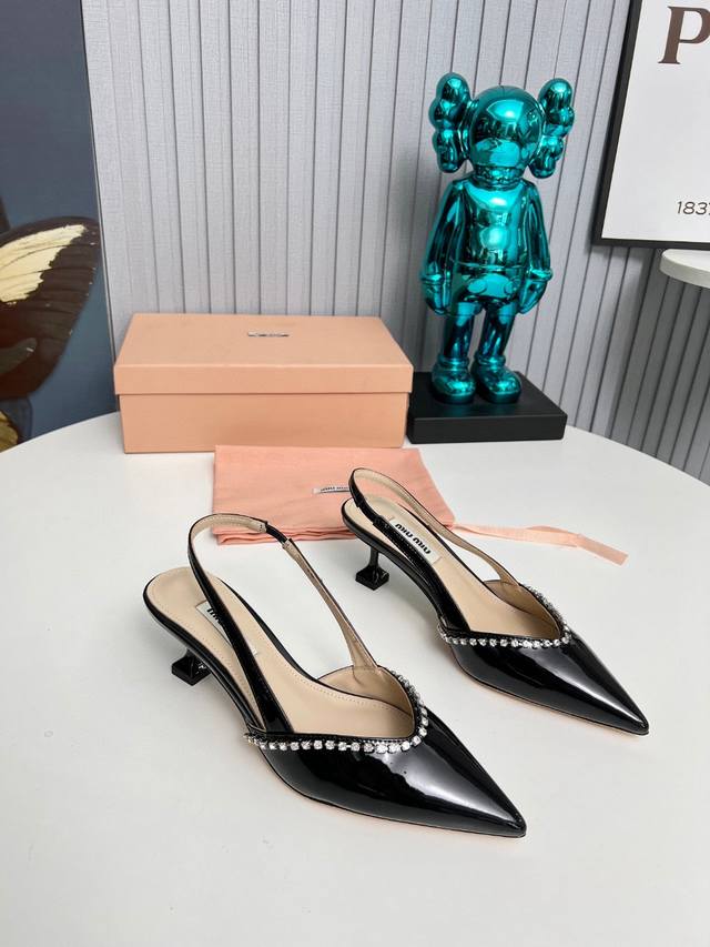 工厂 2024 新款新品 Miu Miu 全新超美装饰搭配,时尚淑女气质十足 双色拼接 又不乏美艳色彩,外侧附带弹力象巾 上脚非常方便意大利引进的原版楦头是最新