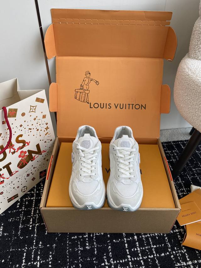 代购级 Lv家run55 新款运动鞋来袭～增高运动鞋好好看 Louisvuitton Run 55“贴合你的舒适度” 这款lv Run 55 运动鞋整体还是运用