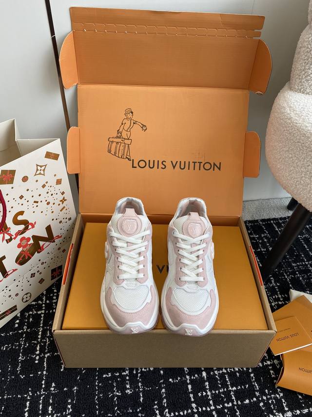 代购级 Lv家run55 新款运动鞋来袭～增高运动鞋好好看 Louisvuitton Run 55“贴合你的舒适度” 这款lv Run 55 运动鞋整体还是运用