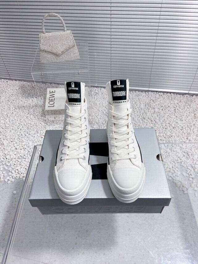 高帮 低帮 鞋面黑色污点完全是按照原版的做旧工艺 2023 最新 Drkshdwxconverse 匡威联名 特点是带有drkshdw品牌标识的细长鞋舌环绕，编