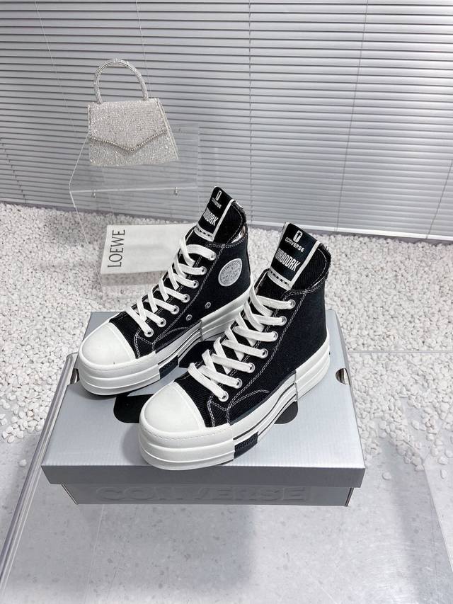 高帮 低帮 鞋面黑色污点完全是按照原版的做旧工艺 2023 最新 Drkshdwxconverse 匡威联名 特点是带有drkshdw品牌标识的细长鞋舌环绕，编