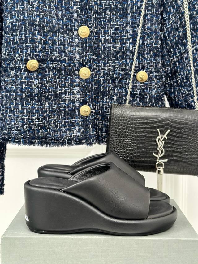 厂价 Balenciaga｜巴黎世家24S春夏新品厚底拖鞋 独家正确版本、原版开发、时尚圈内各大网红明星又在拼命种草的款式。火爆整个ins！又是一个霸屏世界各地