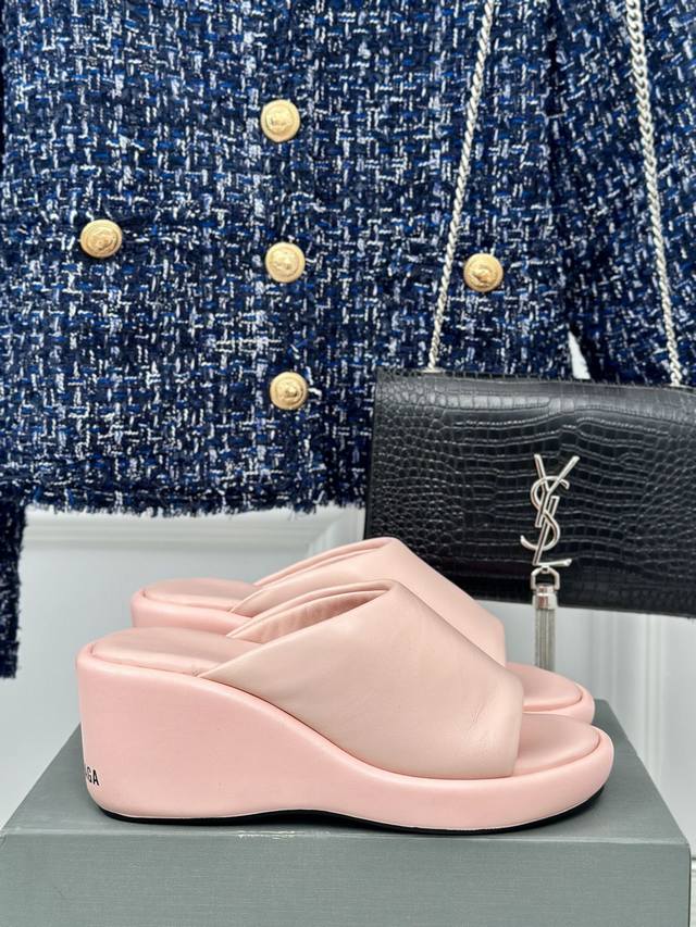 厂价 Balenciaga｜巴黎世家24S春夏新品厚底拖鞋 独家正确版本、原版开发、时尚圈内各大网红明星又在拼命种草的款式。火爆整个ins！又是一个霸屏世界各地