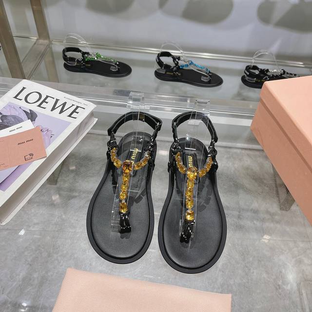 出厂价 35-41.Miumiu*缪缪 24夏季新品，全球最火夹趾凉鞋， 出现在各大时装杂志封面 各路明星、小红书博主着用～搭配长裙 鞋面：牛皮 钻链 内里：羊