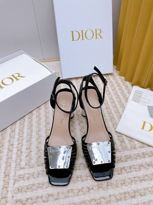 出厂 Dior 迪奥 2023春夏最新时装秀高定系列la Parisienne 复古罗马风果冻色脚环绑带女鞋 Cd字母logo金属皮扣高跟拼色镂空凉拖鞋 粗跟方