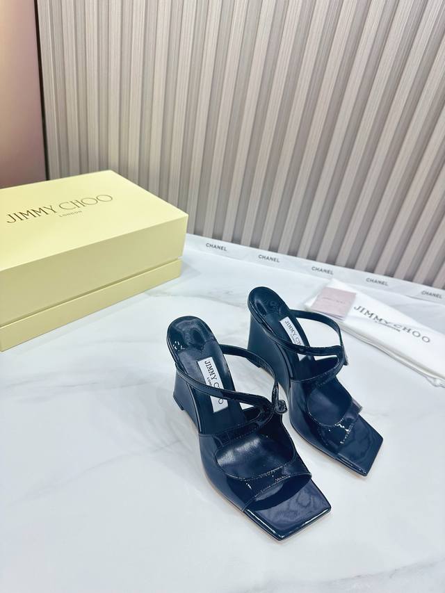 出厂 Jimmy Choo 吉米周 是一个非常全面之尊贵时尚生活品牌， 香港,美国等大时尚博主及明星的同款表带女士高跟，中跟，平跟后空凉鞋系列。 澳大利亚尖头