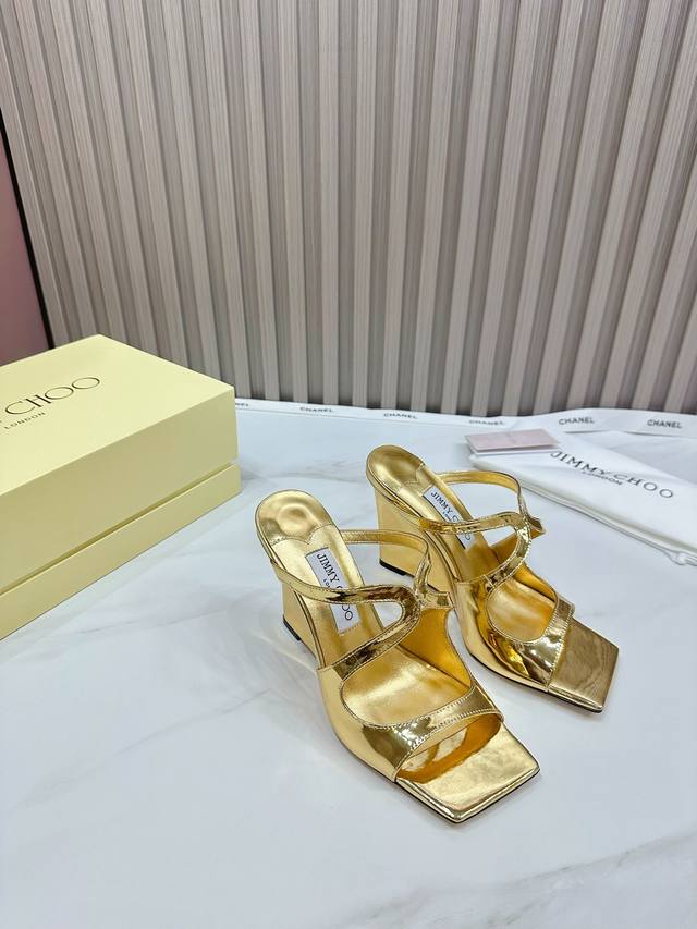 出厂 Jimmy Choo 吉米周 是一个非常全面之尊贵时尚生活品牌， 香港,美国等大时尚博主及明星的同款表带女士高跟，中跟，平跟后空凉鞋系列。 澳大利亚尖头