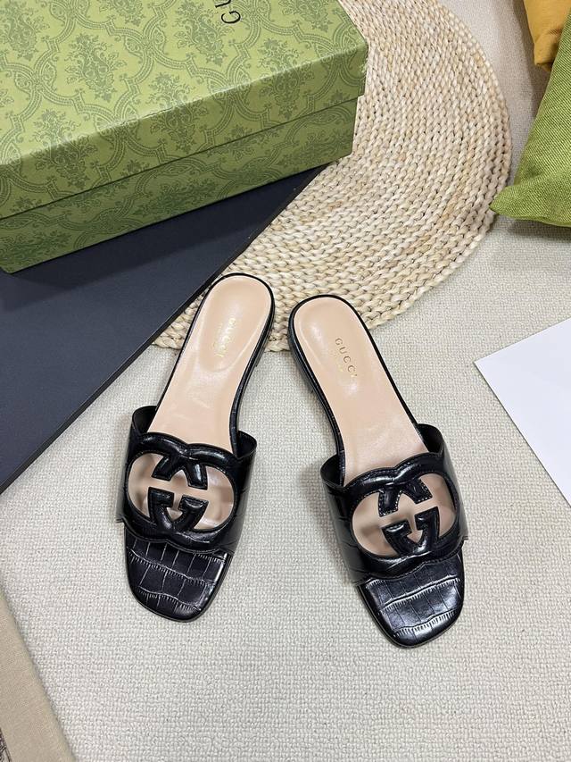 顶级版本gucci 24S春夏新品gucci每个细节皆经过精心细致打造，可与zg对比如一，无二品质！ 品牌运用缤纷的色彩搭配，呈现出逸趣横生的成衣，鞋履和配饰系