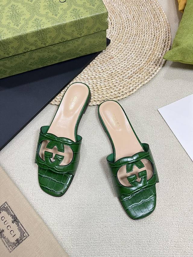 顶级版本gucci 24S春夏新品gucci每个细节皆经过精心细致打造，可与zg对比如一，无二品质！ 品牌运用缤纷的色彩搭配，呈现出逸趣横生的成衣，鞋履和配饰系