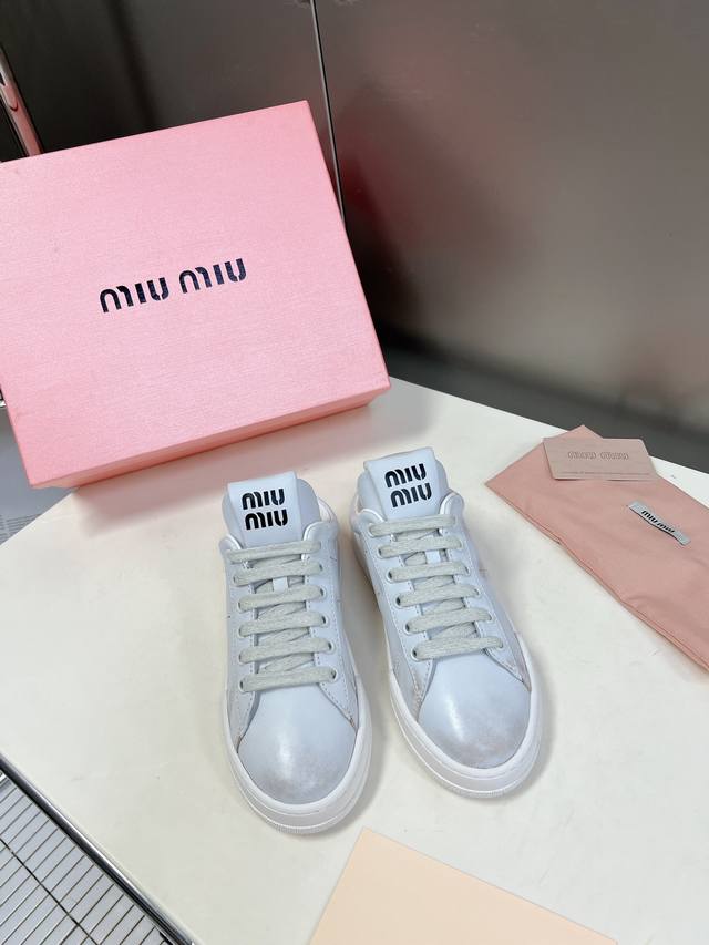 Miumiu缪缪家早春最新走秀款 休闲脏脏鞋 运动小白鞋 国内外博主刷爆的一款，小红书种草系列，复古又时髦上脚美炸了 简约的运动板鞋设计，极具辨识度的鞋舌，打造