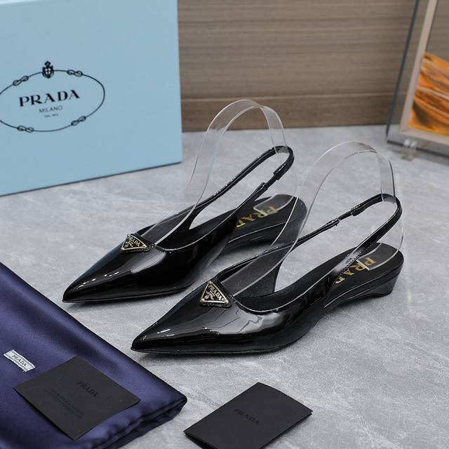 厂价 Prada 普拉达 经典春夏 三角标凉鞋单鞋系列 简单的设计大概就是它最让人喜欢的点 不是烂大街的那种 很有自己的品牌个性 面料：采用小牛漆皮 内里：垫脚