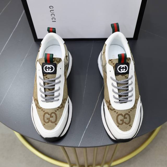 出厂价 品牌：古奇gucci 标准码：38-44 45定制 等级：官网同款 材料：原版皮料 舒适透气内里 轻便柔软耐磨大底 款式类别：男士时尚休闲鞋 跑步 运动