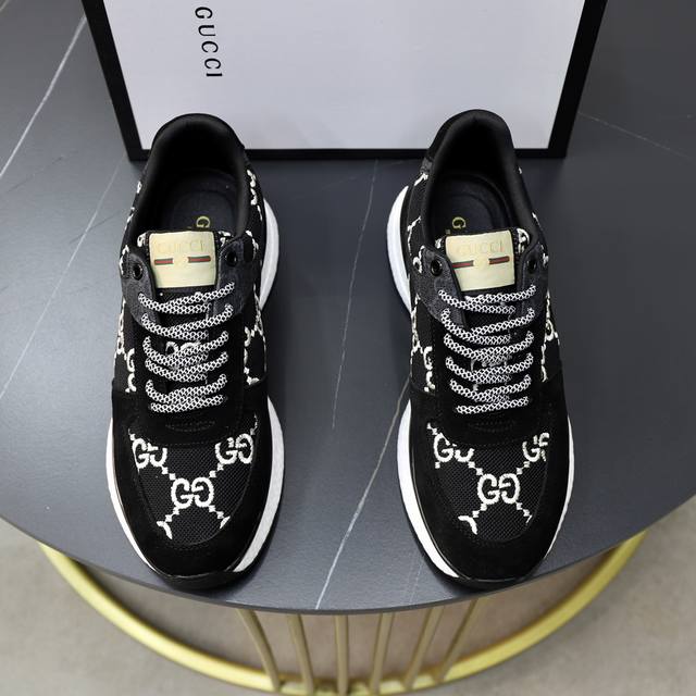 出厂价 品牌：古奇gucci 标准码：38-44 45定制 等级：官网同款 材料：原版皮料 舒适透气内里 轻便柔软耐磨大底 款式类别：男士时尚休闲鞋 跑步 运动