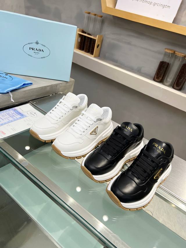 出 Prada 222 普拉达新品，实力来袭！众多网红同款，时髦百搭nice单品，意大利专柜代购原版鞋开发，1比1照足原味复刻。今年的主题就是不被定义 通过简单