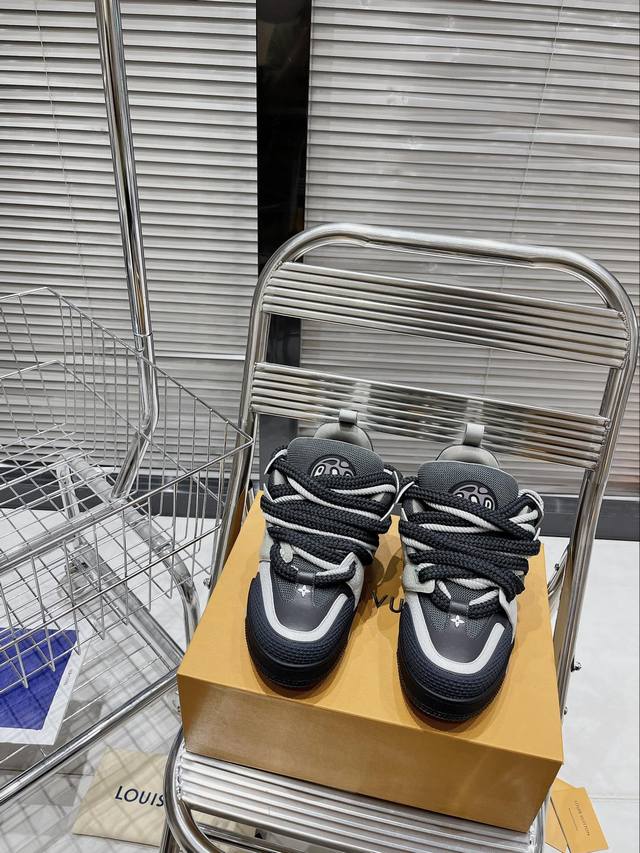 顶级版本 Lv Trainer 最新配色浅黄色 2023 春夏最新配色 Virgil Abloh 从复古篮球鞋汲取灵感，打造备受青睐的 Lv Trainer 运