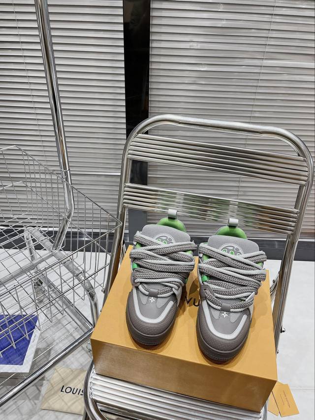 顶级版本 Lv Trainer 最新配色浅黄色 2023 春夏最新配色 Virgil Abloh 从复古篮球鞋汲取灵感，打造备受青睐的 Lv Trainer 运