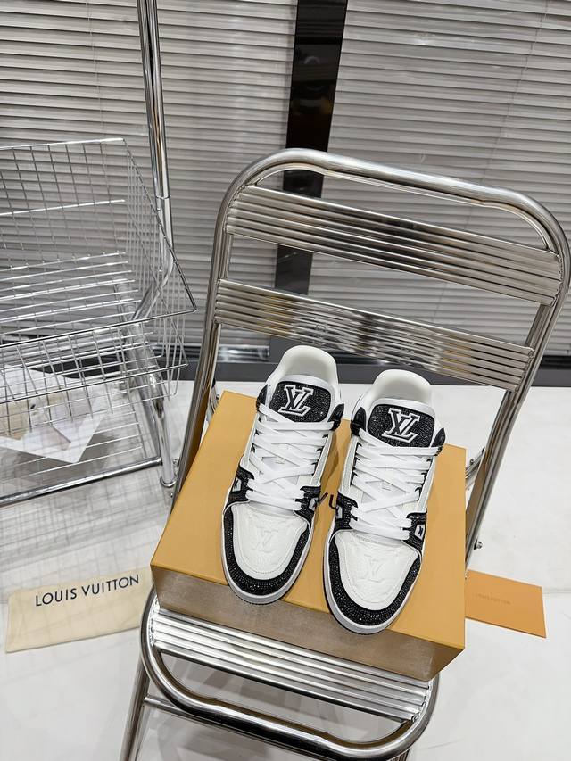 顶级版本 Lv Tarine路易威登l家 驴牌 情侣款 休闲 运动鞋 彩钻 滑板鞋 Lv Trainer 运动鞋的灵感源自复古篮球鞋，代表 Virgil Abl