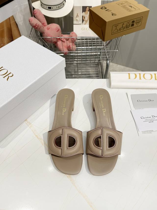 平底 高跟 迪奥 Dior 2021早春新款女鞋 Cd字母logo平底镂空凉鞋，圆头粗跟果冻色拖鞋 市面顶级版本 材质:鞋面进口混种羊皮+水染羊皮内里 大底：意