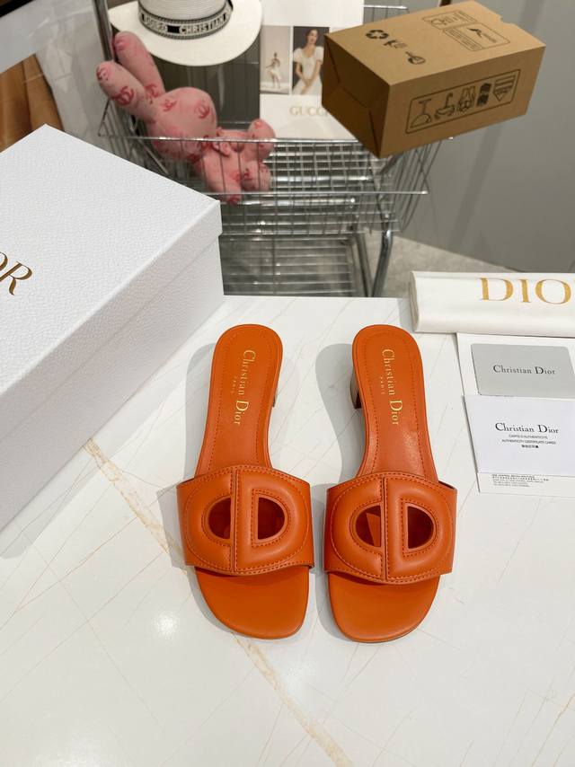 平底 高跟 迪奥 Dior 2021早春新款女鞋 Cd字母logo平底镂空凉鞋，圆头粗跟果冻色拖鞋 市面顶级版本 材质:鞋面进口混种羊皮+水染羊皮内里 大底：意