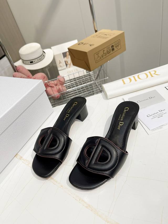 平底 高跟 迪奥 Dior 2021早春新款女鞋 Cd字母logo平底镂空凉鞋，圆头粗跟果冻色拖鞋 市面顶级版本 材质:鞋面进口混种羊皮+水染羊皮内里 大底：意