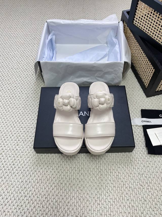 Chanel 小香24C新品 菱格厚底松糕凉鞋 夏天一定要入的拖鞋系列 可文艺可时髦 穿搭率实在太高了 厚底在拉长腿方面真的yyds 百搭舒适 上脚秒变大长腿！